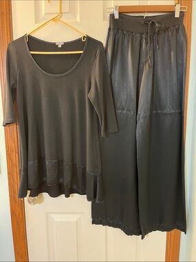 PJ HARLOW Black Knit & Satin Kiki Top & Jolie Rayon Satin & Knit Bottoms - Small